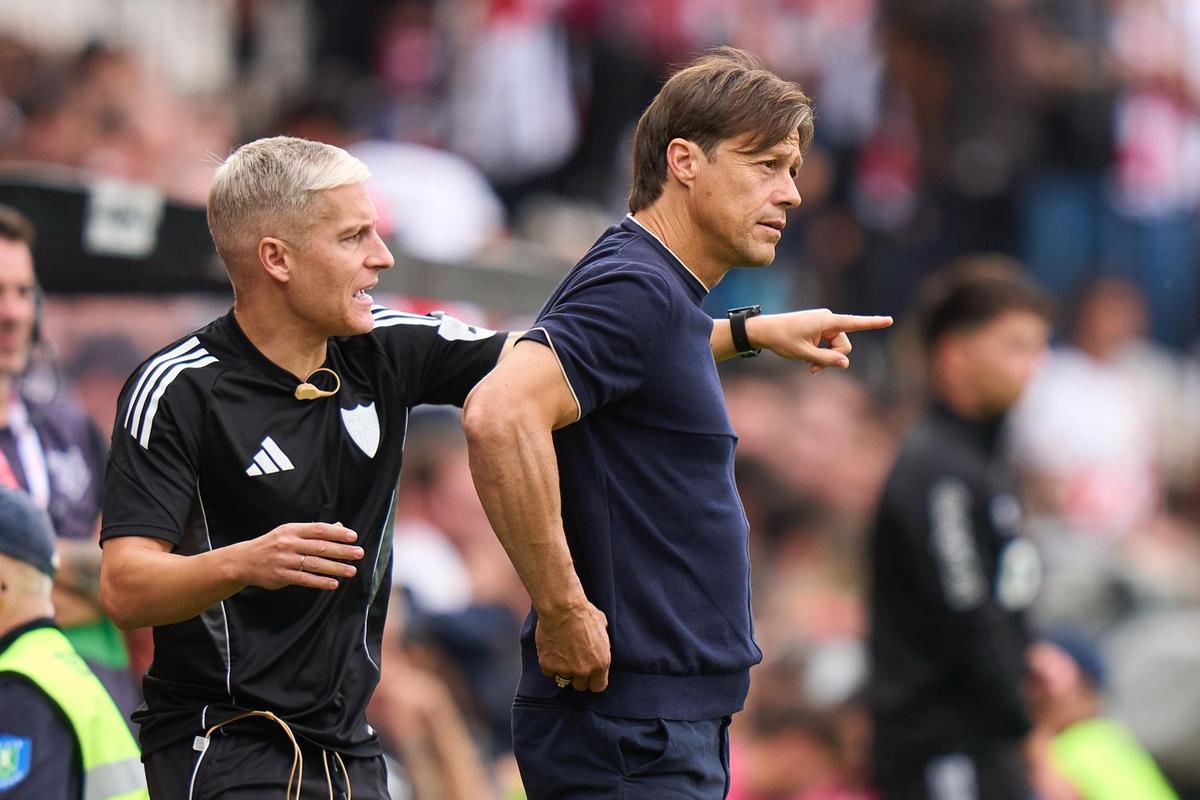 Javi Martínez junto a Matías Almeyda en un partido