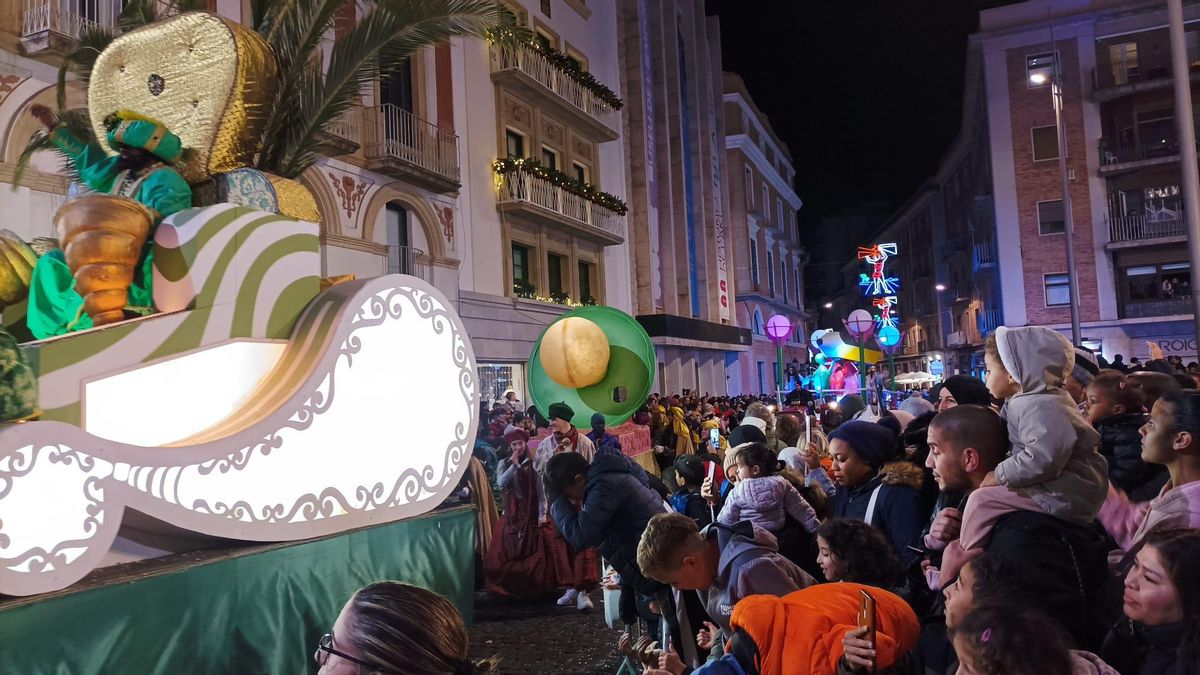 La gent ha omplert tot el recorregut de la rua màgica