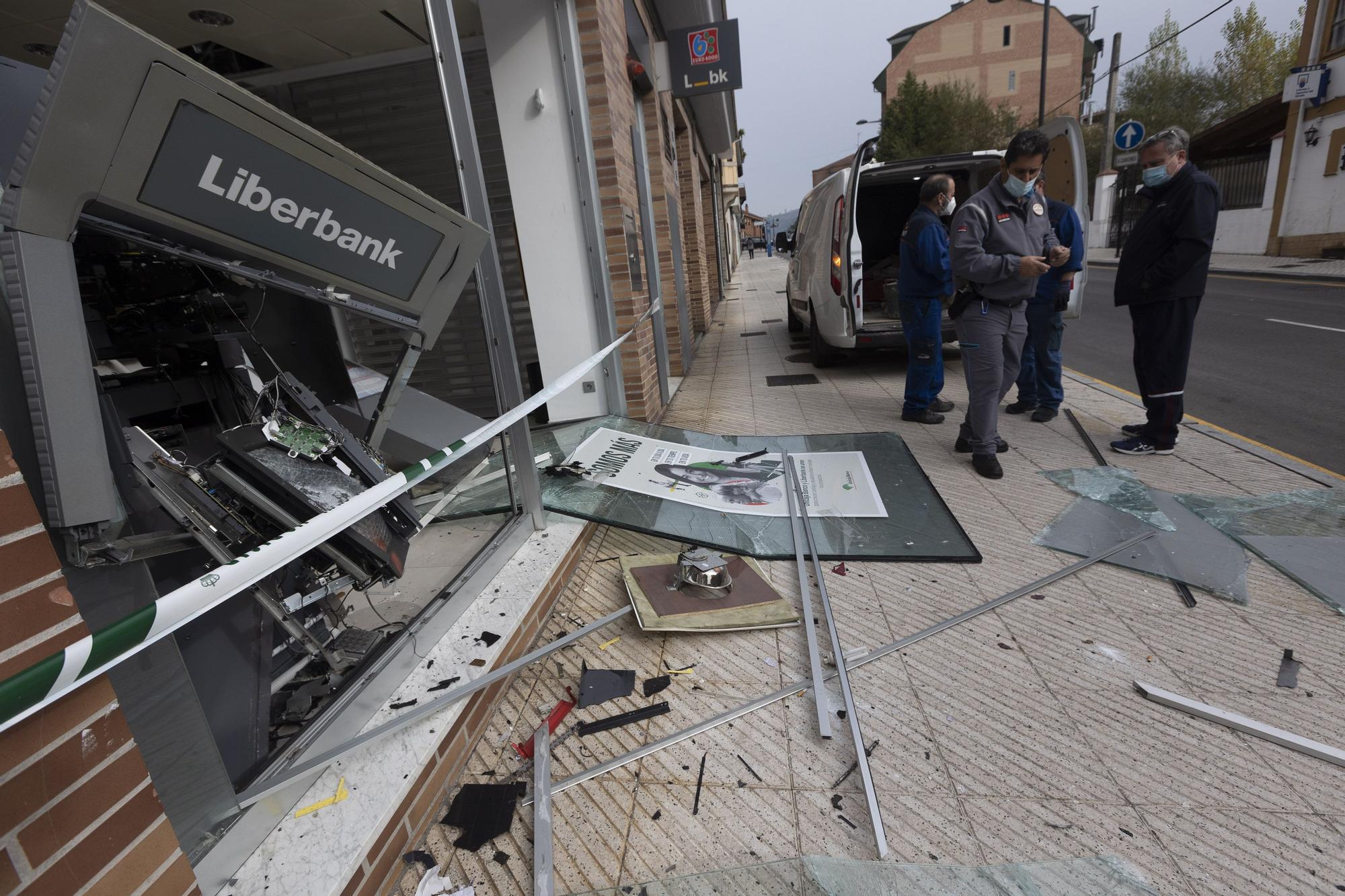 Unos ladrones revientan con explosivos un cajero automático en Oviedo