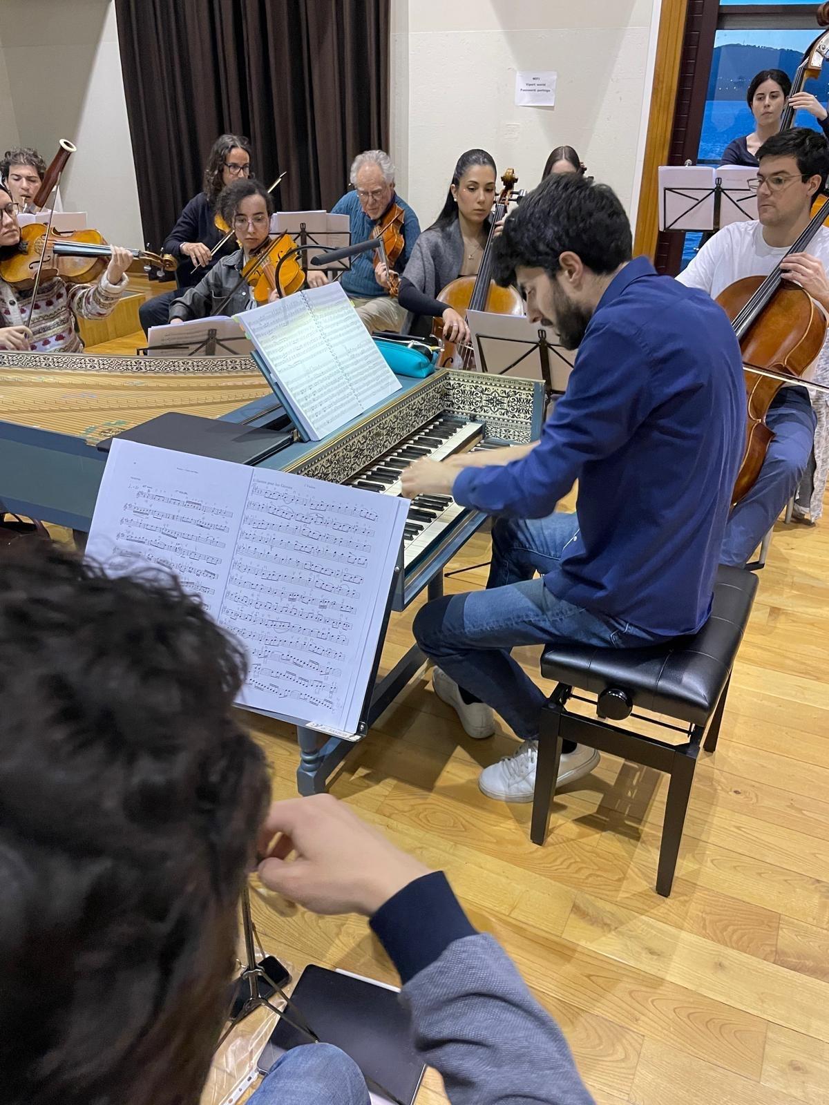 La orquesta ensayando con Daniel Sanmartín.