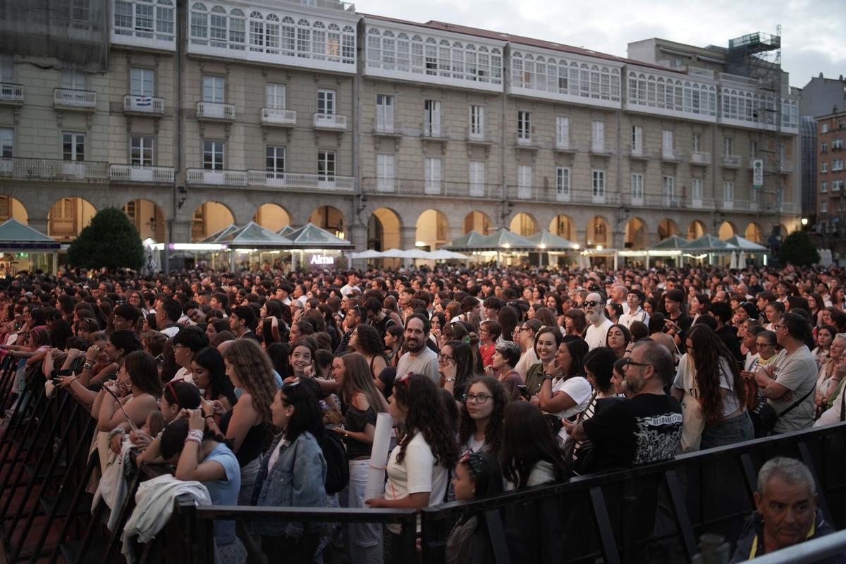 DePol, Chiara Oliver, Enol, Adexe y Nau, Chema Rivas, Daniela Blasco, La Beba, Lola Tuduri, César AC y Pikete, además del dúo local AWY, convirtieron la plaza de María Pita en una gran pista de baile.