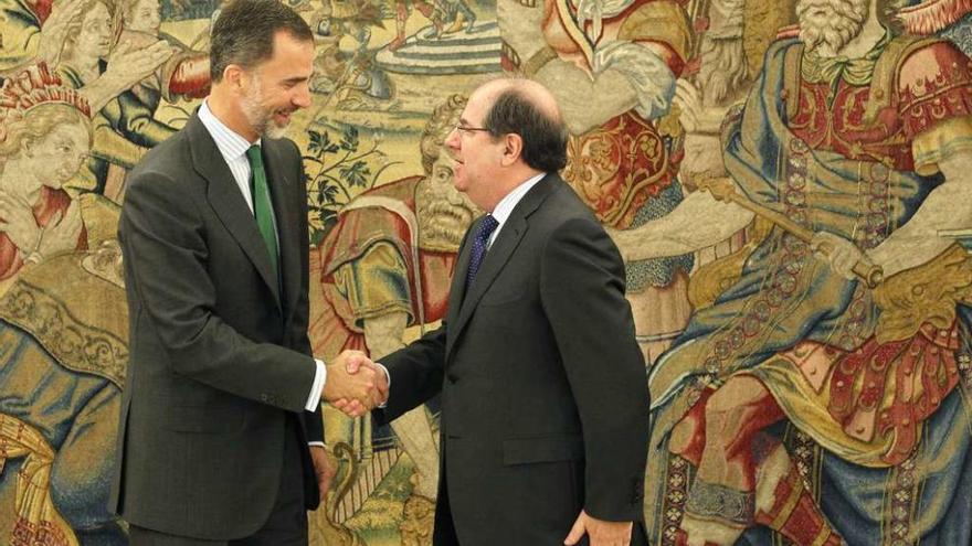 El rey Felipe VI saluda a Juan Vicente Herrera a su llegada, ayer, al palacio de la Zarzuela.