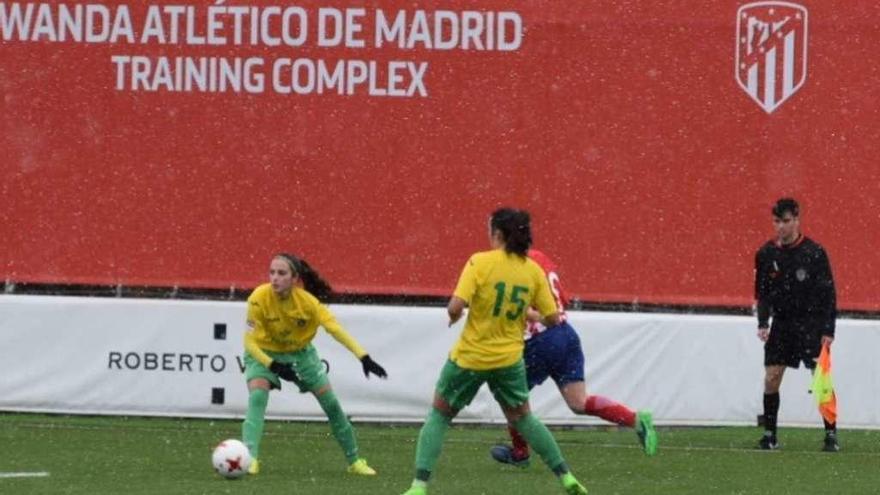 Una jugadora del Caja Rural con el balón en el duelo jugado ayer en la Ciudad Deportiva Wanda Atléticode Madrid.