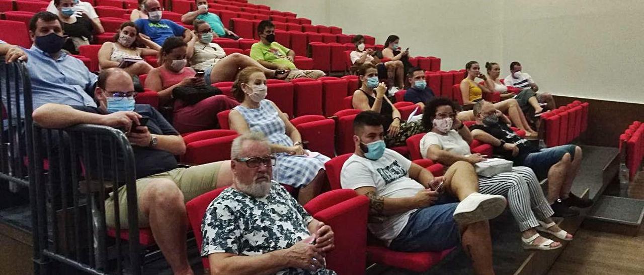 Representantes de las comisiones de Gandia, en la asamblea que tuvo lugar el miércoles en el Museu.