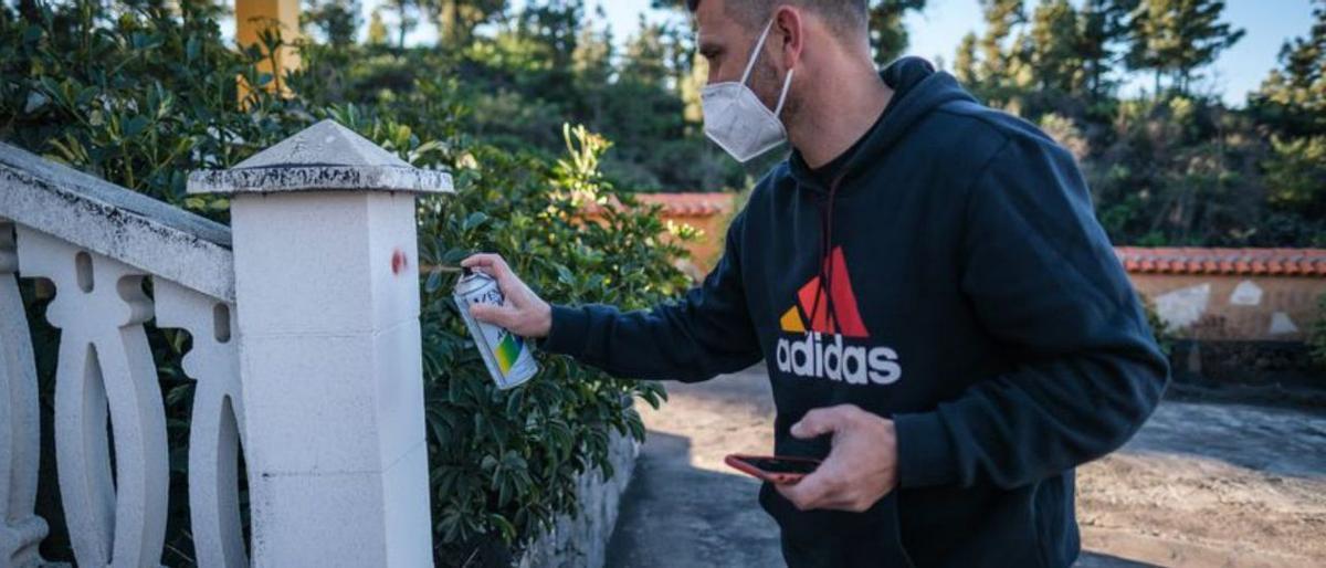 Un punt vermell a la façana obre la clau de les cases que van sobreviure al volcà de La Palma