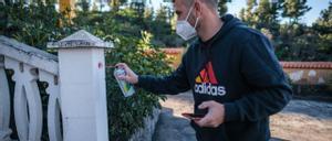 Un punt vermell a la façana obre la clau de les cases que van sobreviure al volcà de La Palma