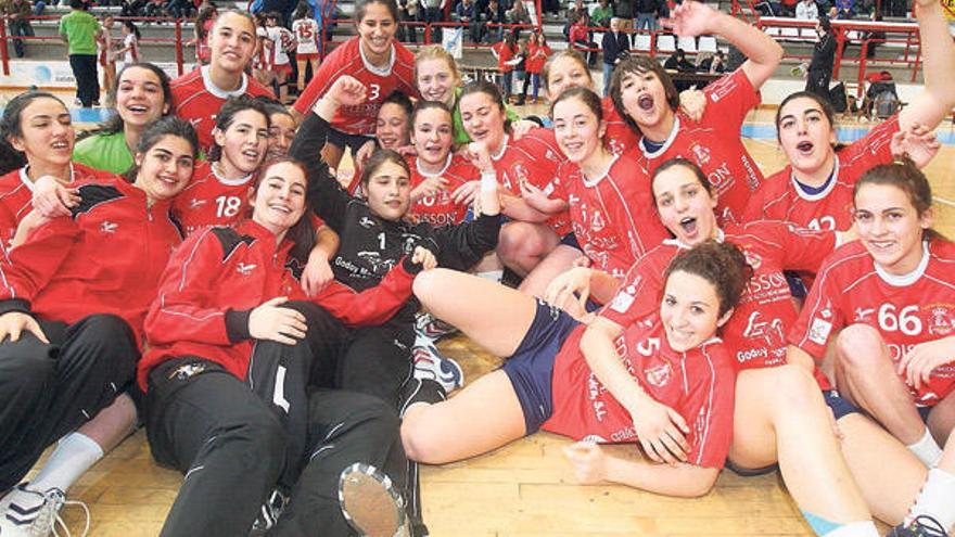 Las jugadoras del Bm. Porriño festejan su clasificación para la fase final del campeonato de España. // Jesús de Arcos