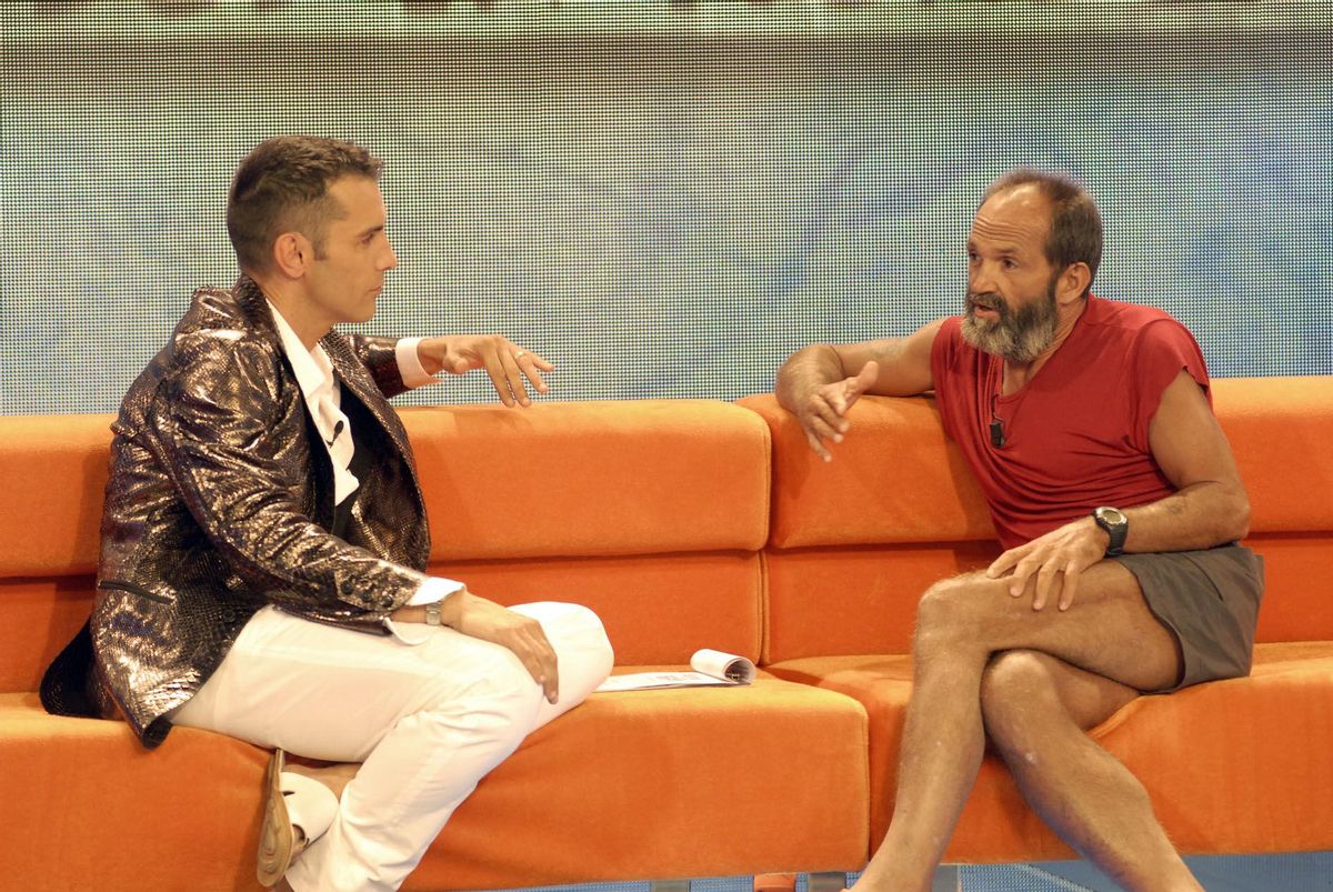 Juanito Oiarzaba, junto a Jesús Vázquez, durante su participación en el programa Supervivientes.