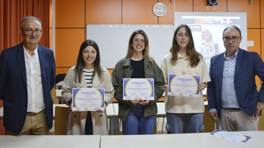 Tres de las estudiantes de Ourense galardonadas.   | // DUVI