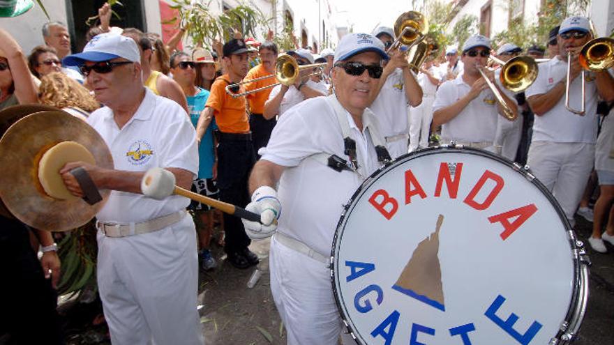 Viento y percusión de la Banda de Agaete en las fiestas de La Rama.