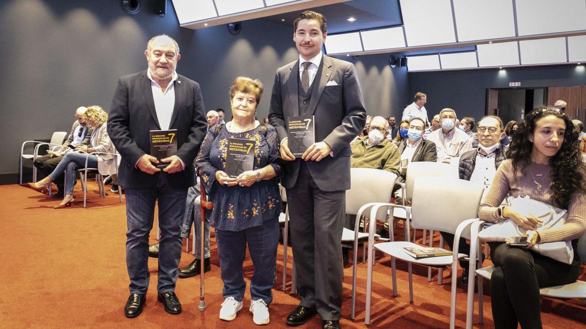 De izquierda a derecha, Antonio Fueyo, María José Álvarez y Pablo Argüelles, minutos antes de la presentación en el Club Prensa Asturiana.