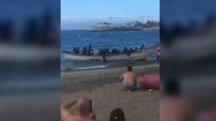 Un cayuco llega a la playa de Las Vistas