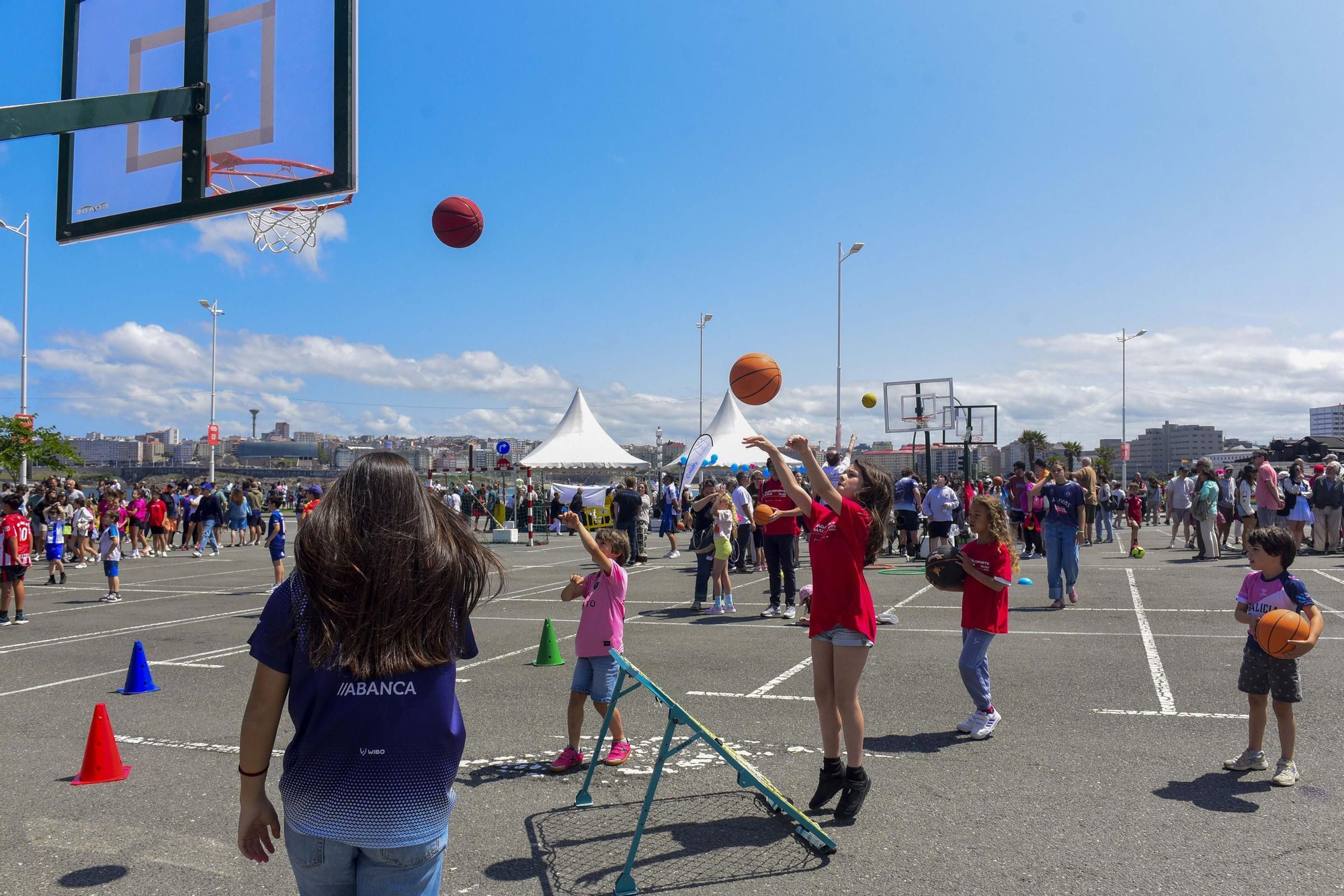Miles de personas participan en el Día del Deporte en la Calle
