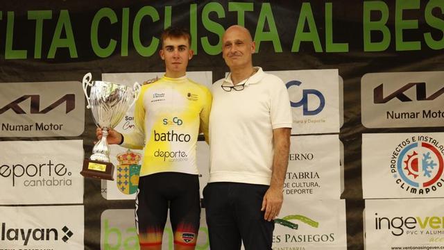 Arriba, Benjamín Noval recogiendo el trofeo del vencedor de la Vuelta al Besaya. A la izquierda, durante la etapa reina. | PHOTO SPORT CICLISMO GONZÁLEZ