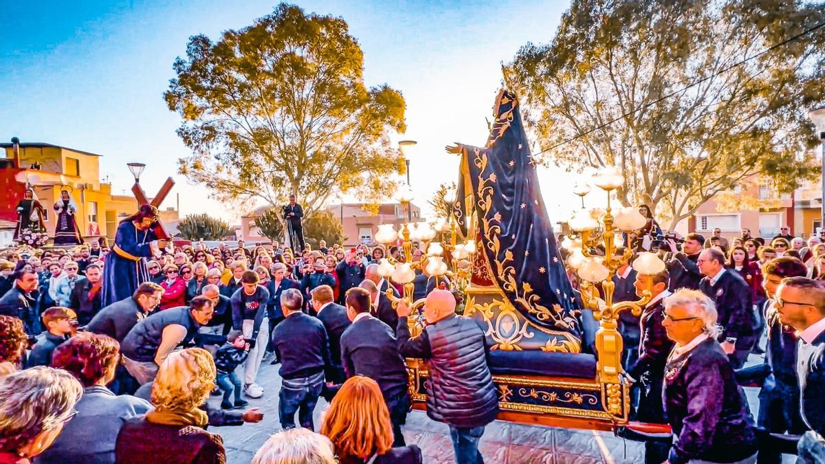 Popular Ceremonia del Encuentro en la mañana de Viernes Santo en el Calvario.