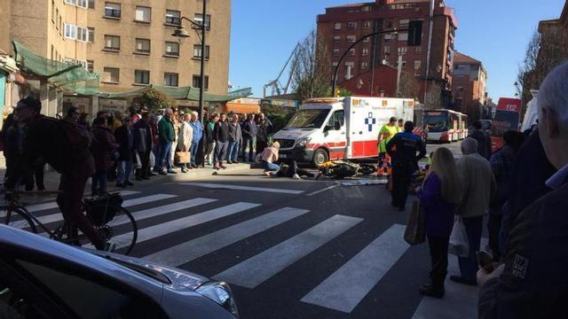 Dos heridos tras arrollar una moto a un peatón