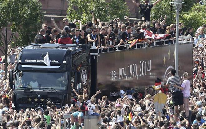 La selección alemana se dio un baño de masas a su llegado a Berlín