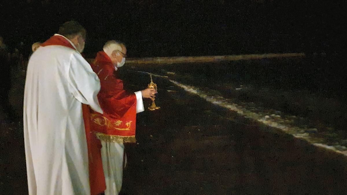 Acto de bendición del mar con la reliquia del santo del municipio.