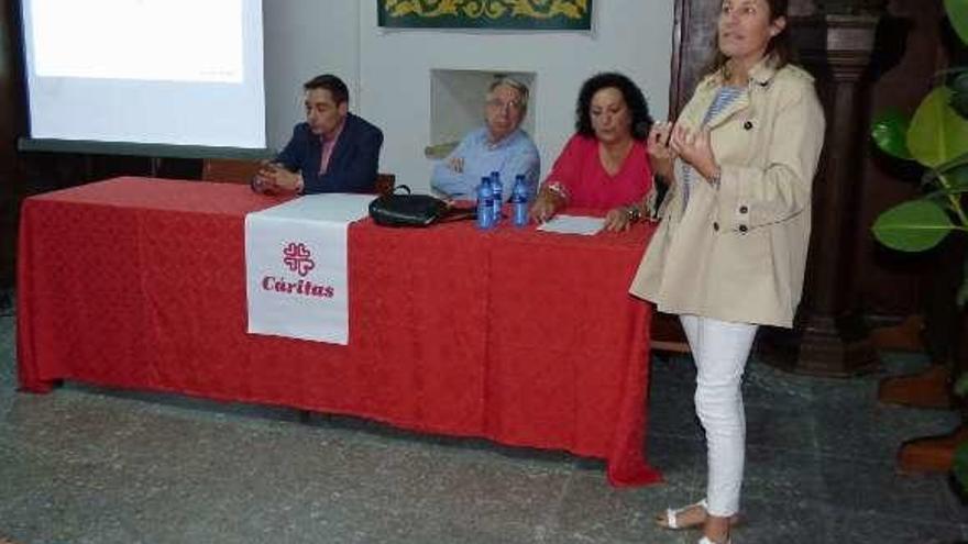 En la mesa, por la izquierda, Luis Freijanes, Jesús Rodríguez de la Vega y Begoña Fernández, y, de pie, Mónica Fernández.