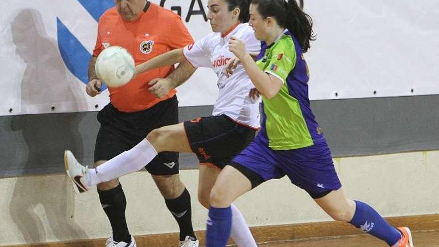 Lucía Gómez trata de controlar un balón, ayer en Os Remedios. // I. O.