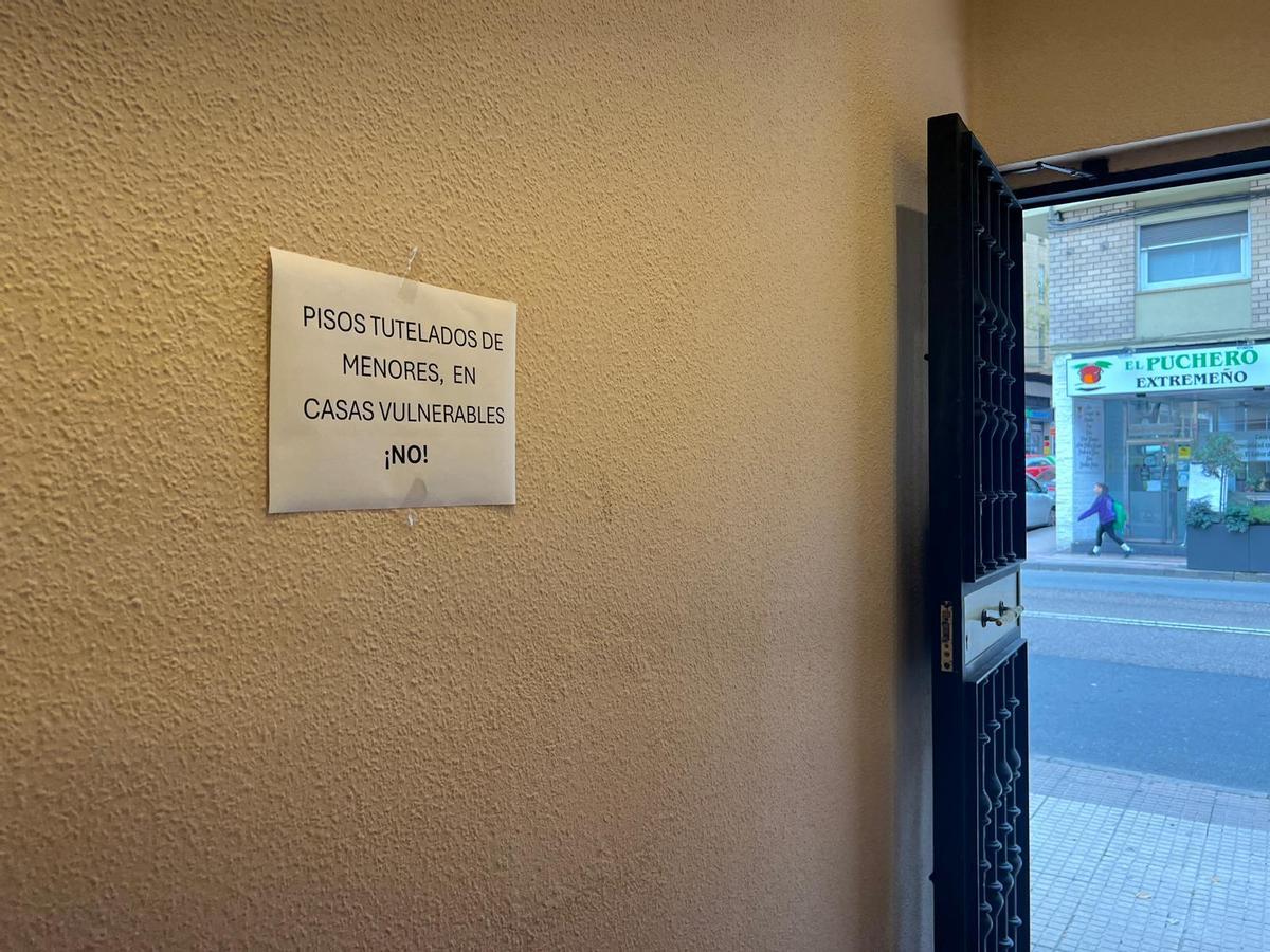 Cartel instalado por los vecinos en la entrada al edificio.