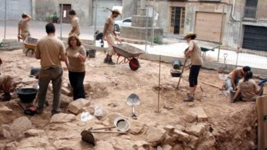 Un grup d&#039;estudiants d&#039;arqueologia treballa en l&#039;excavació dels Prats de Rei.