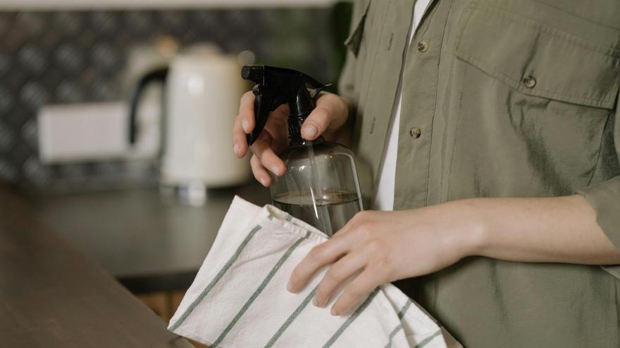 El mejor truco para desinfectar los trapos de la cocina en el microondas