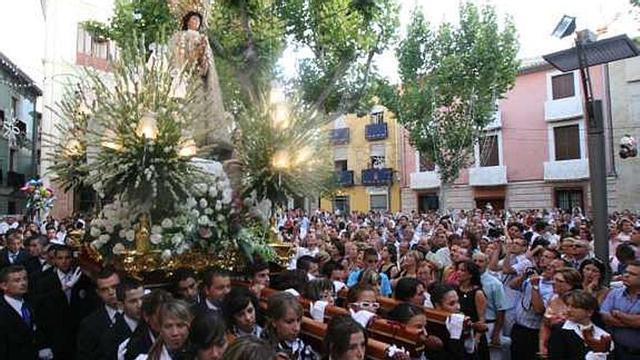 La plaza mayor de Aspe estuvo constantemente repleta de vecinos y visitantes que acudieron a contemplar la salida de la patrona desde la Basílica