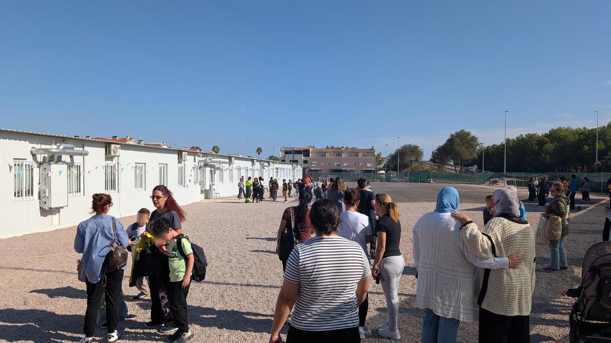 Salida de las aulas en barracones en el Ceip Orba de Alfafar.