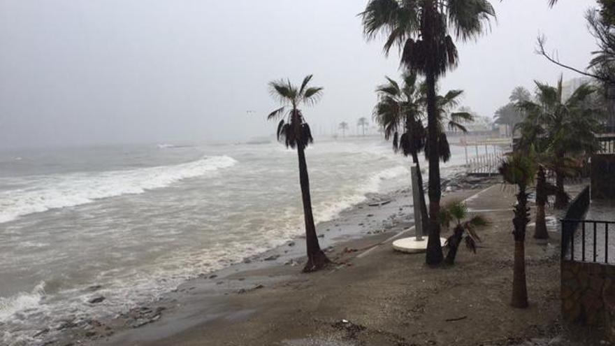 Una de las playas del centro urbano de Marbella dañada por el temporal.