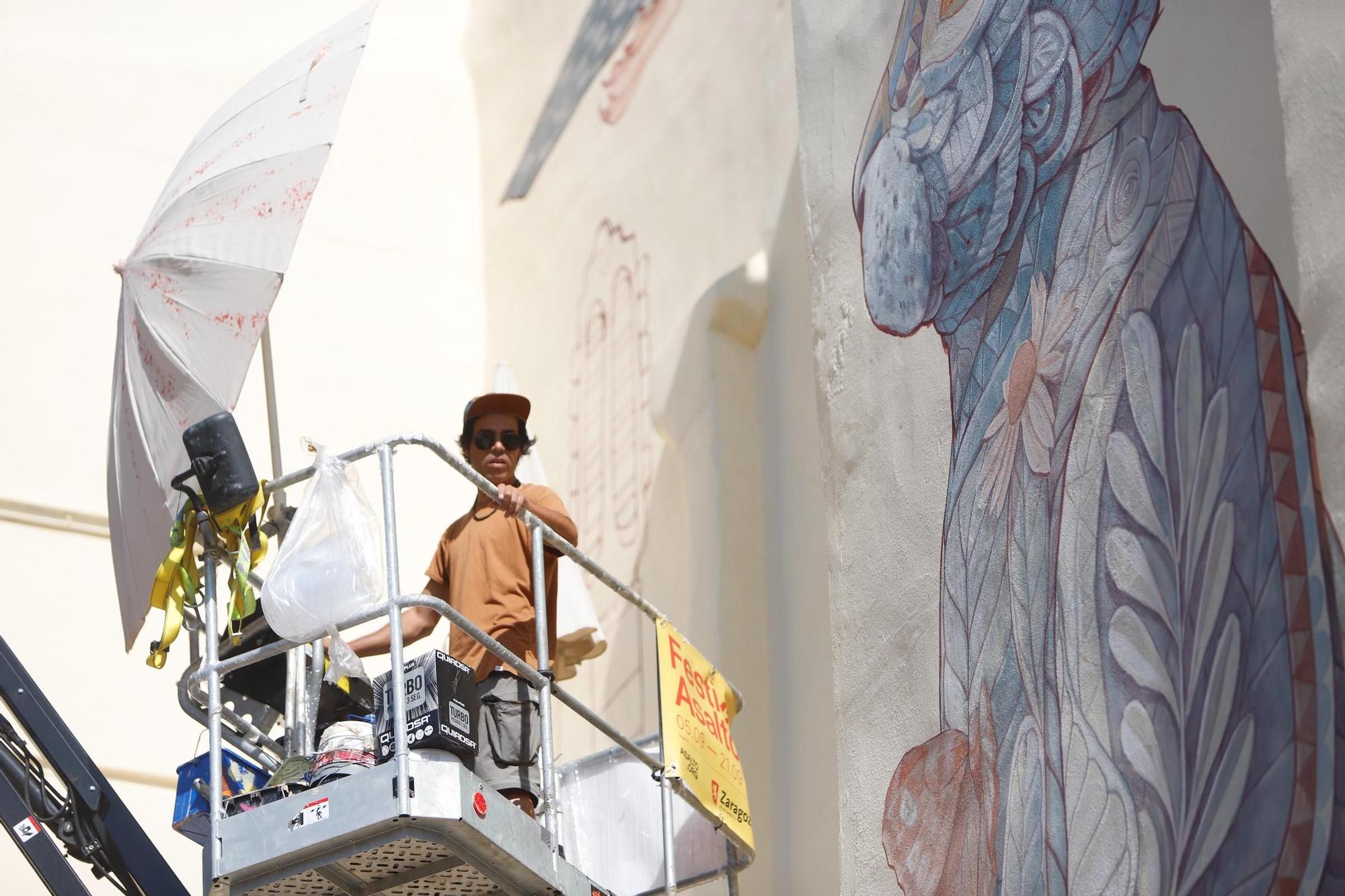 En imágenes | El Festival Asalto decora las calles de Zaragoza