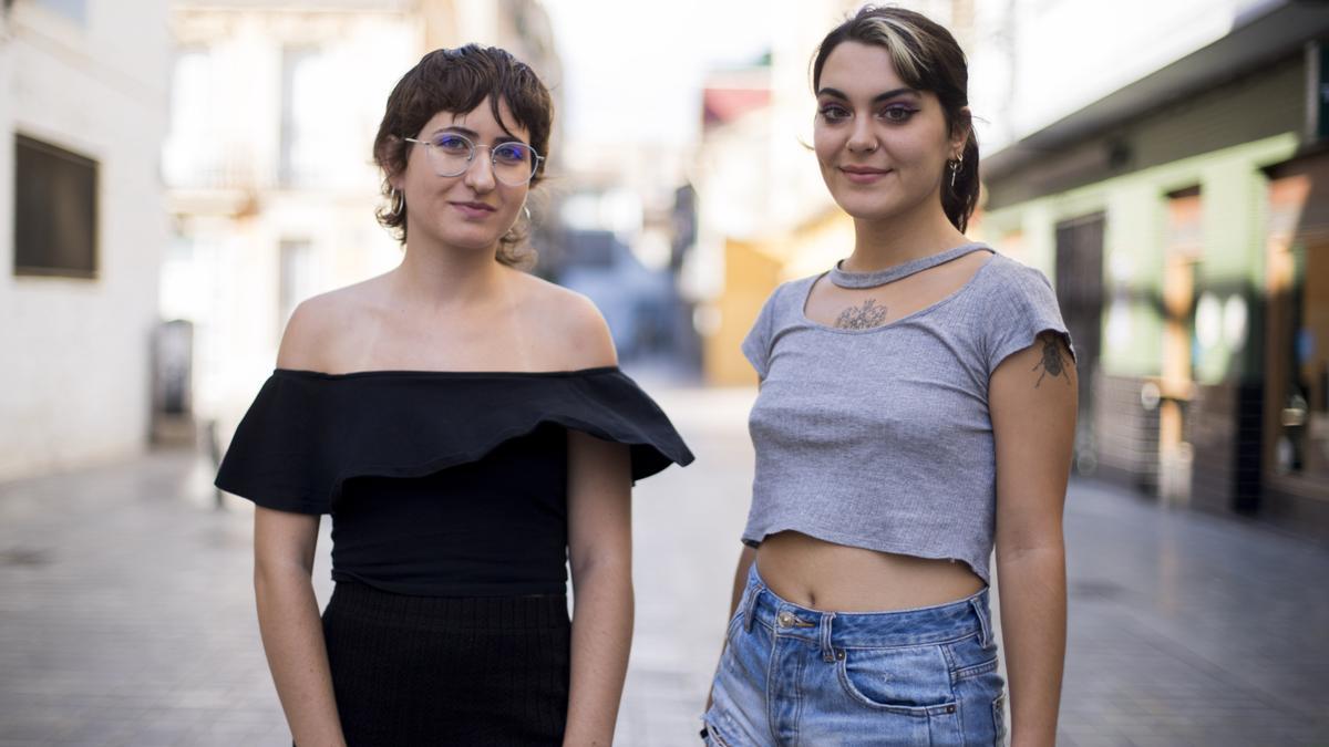 Ana y Tania reivindican la liberación del sujetador y de la depilación.