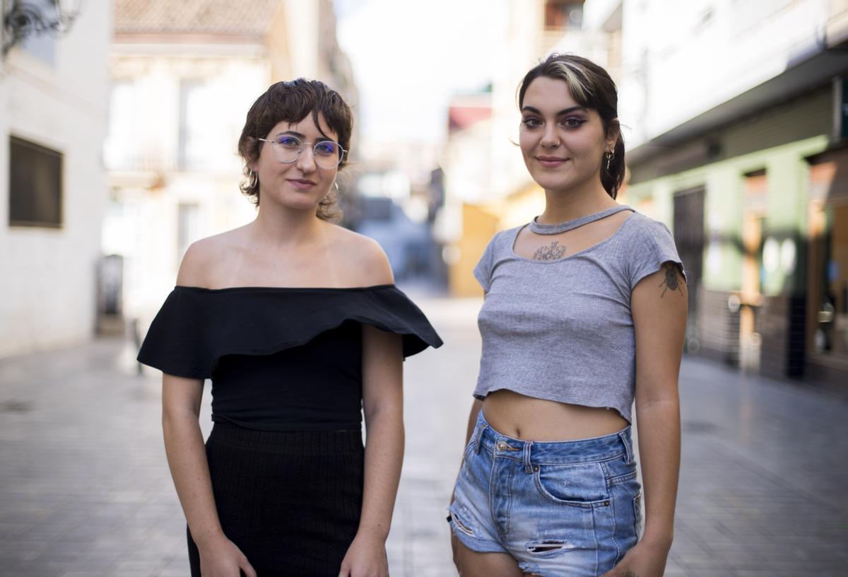Ana y Tania reivindican la liberación del sujetador y de la depilación.