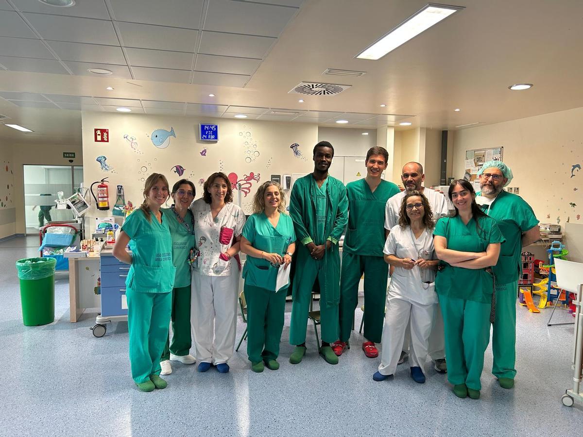 El anestesista de Mali David Dahou, junto al equipo de cirugía pediátrica del Álvaro Cunqueiro, donde estuvo en el último mes.