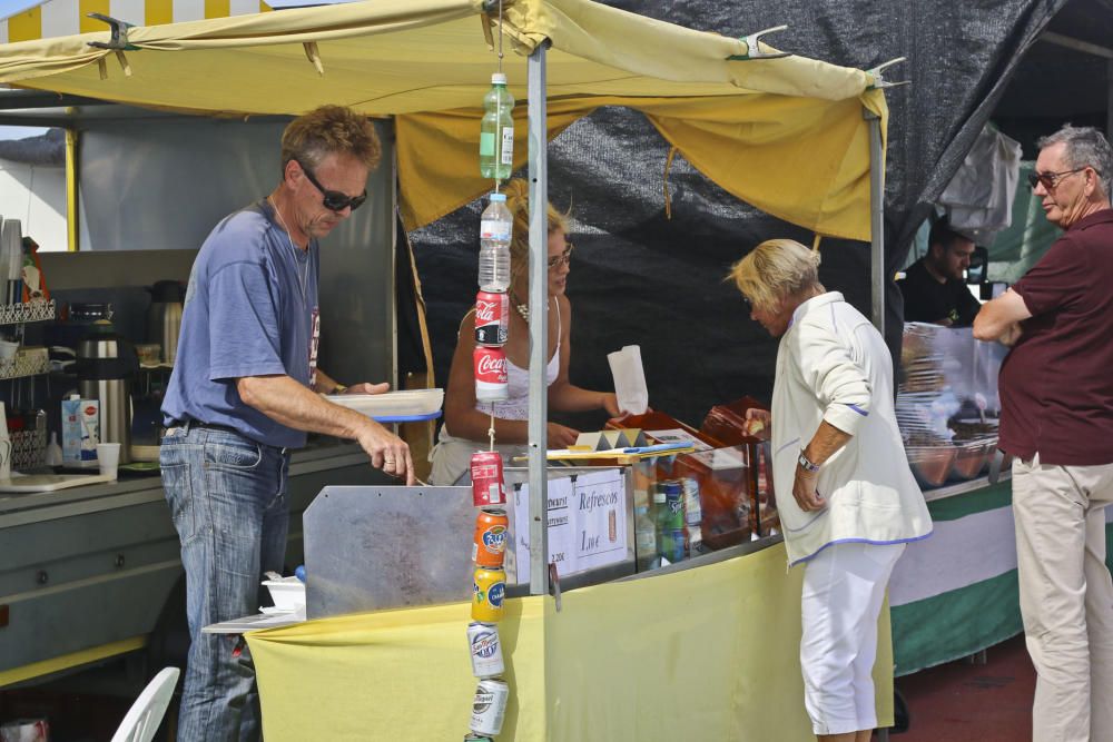 El nuevo recinto para el mercadillo de Torrevieja de los viernes se estrenó con una gran afluencia de usuarios, lo que provocó problemas de tráfico y falta de autobuses de transporte.