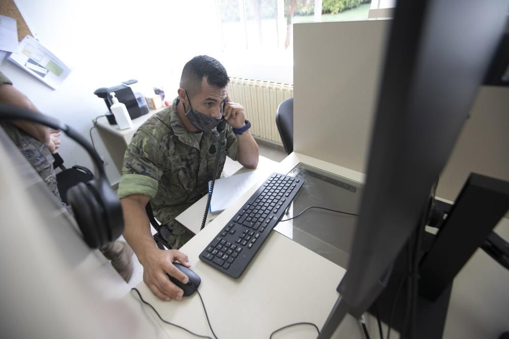 Así trabajan los rastreadores del Covid del ejército en el cuartel del Cabo Noval