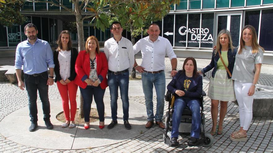 Los miembros de la comisión, junto a Ángeles Baldonedo, de Aspadeza, y los concejales Begoña Blanco y José Cuñarro.