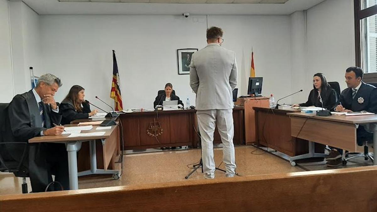 El condenado por exhibir vídeos pornográficos al hijo de su pareja, durante el juicio.