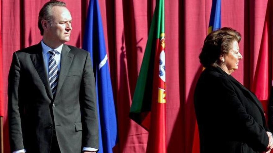El president de la Generalitat, Alberto Fabra, junto a la alcaldesa de Valencia, Rita Barberá, durante el acto de despedida del personal del Cuartel General de Despliegue Rápido de la OTAN que se desplegará en Afganistán.