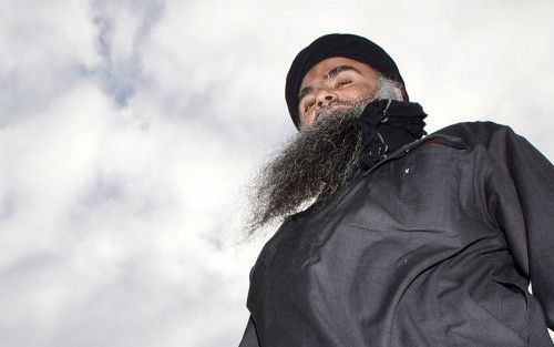 El clérigo musulmán Abu Qatada llega de vuelta a su casa después de quedar en libertad bajo fianza, en Londres
