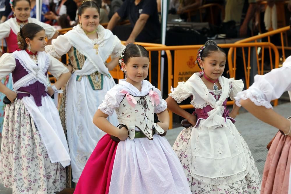 Dansà infantil en la plaza de la Virgen