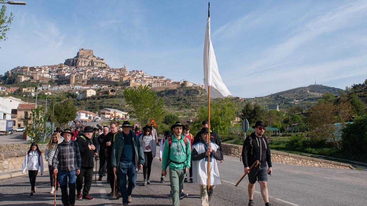 La Rogativa sigue el ritmo de la bandera blanca que encabeza la marcha.