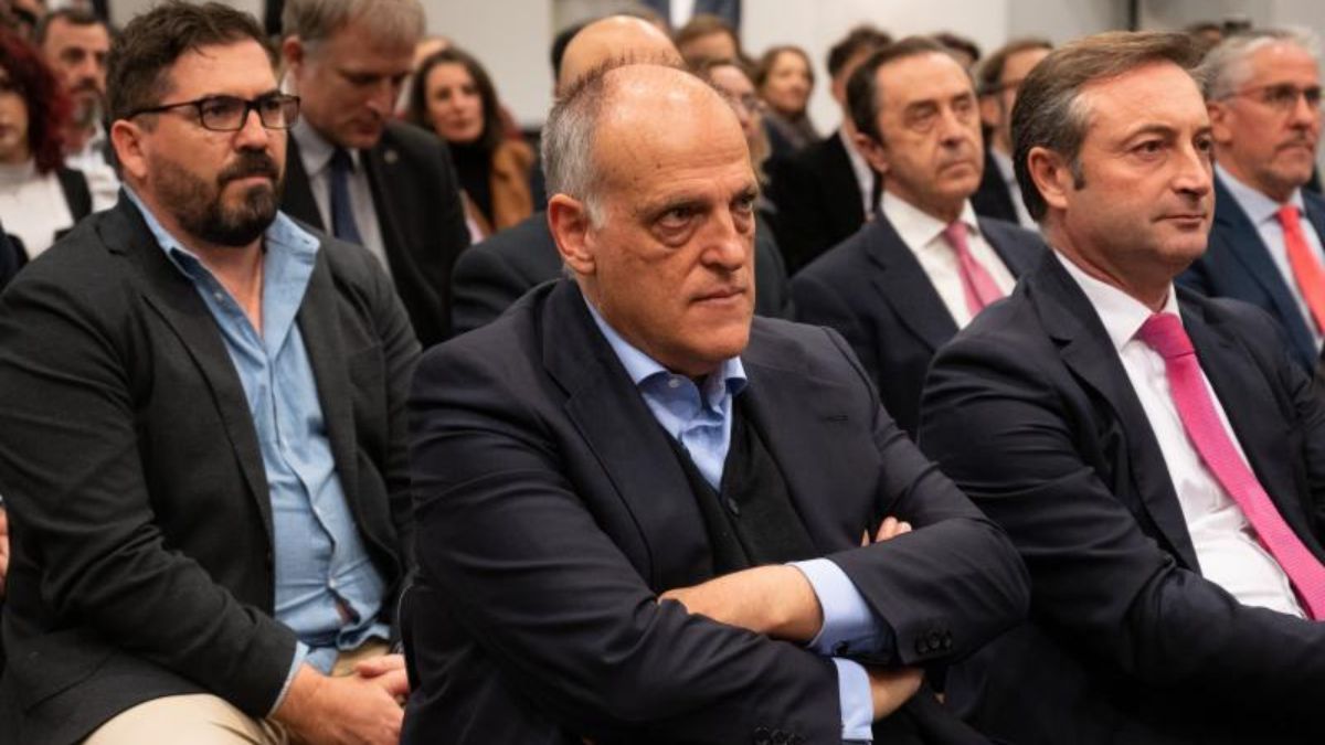 El presidente de LaLiga, Javier Tebas, recibe el premio &quot;Ejecutivo del Año&quot; que concede la revista Ejecutivos