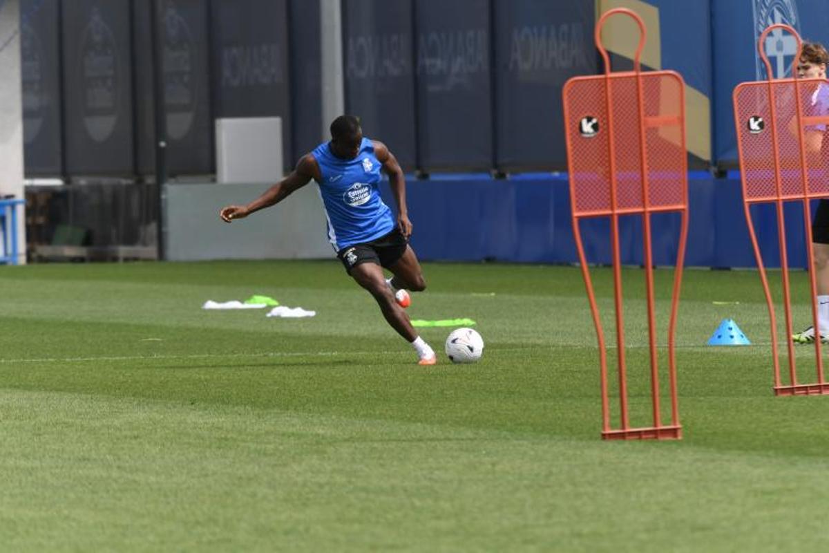 El Deportivo regresa al trabajo en Abegondo: primeras imágenes sobre el césped con los nuevos fichajes