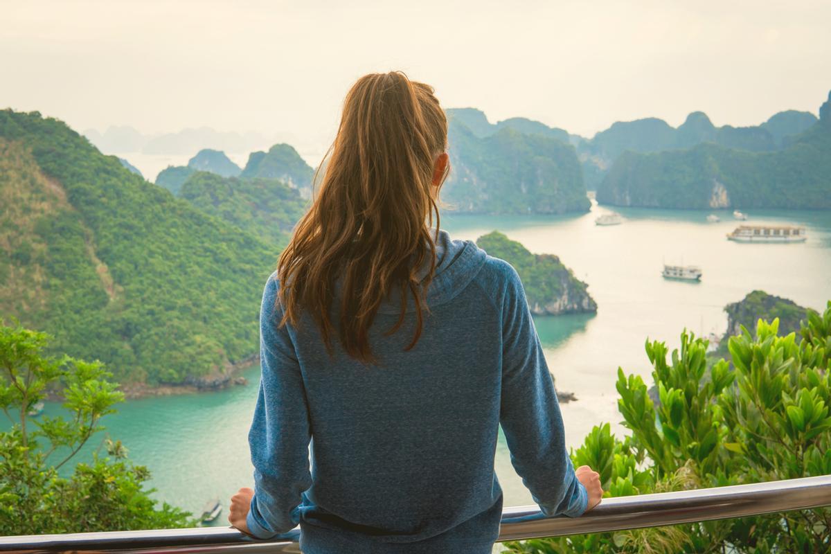 El mirador de la isla Titop, ubicada en la bahía de Halong, Vietnam, ofrece una vista panorámica espectacular y tiene una playa de arena blanca en forma de media luna