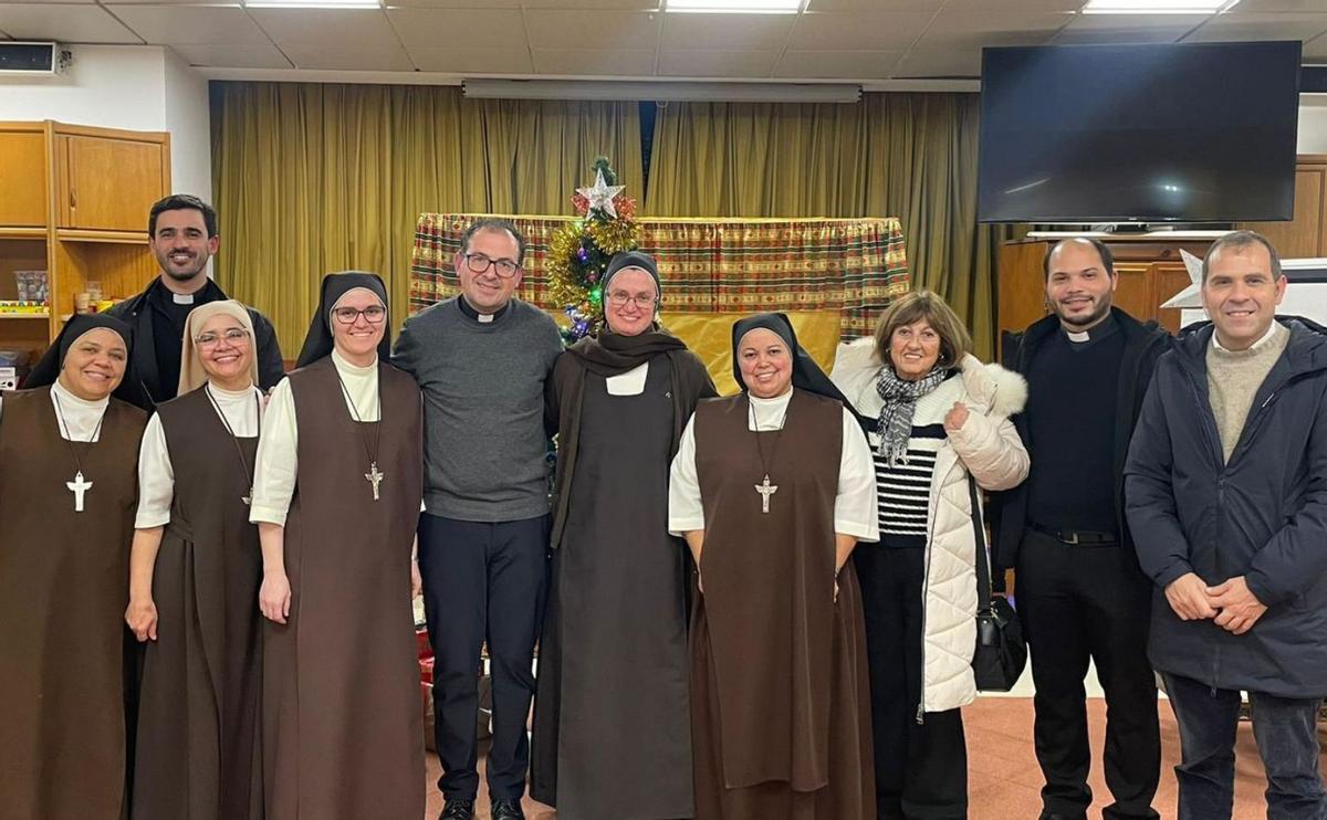 La despedida de las cuatro monjas del Hogar Beceña González, ayer, con la presencia del párroco local, Diego Macías –quinto por la izquierda–, la hermana Ana Paola  –sexta–, la integrante del patronato Berta Escandón –octava–, el Alcalde –primero por la derecha– y los sacerdotes João y Modesto. | CEDIDA A LNE