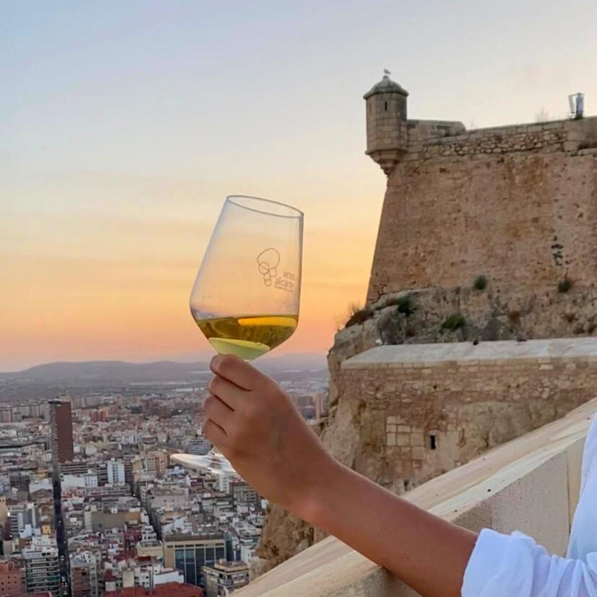 Las tardes de verano son un placer en el castillo de Santa Bárbara