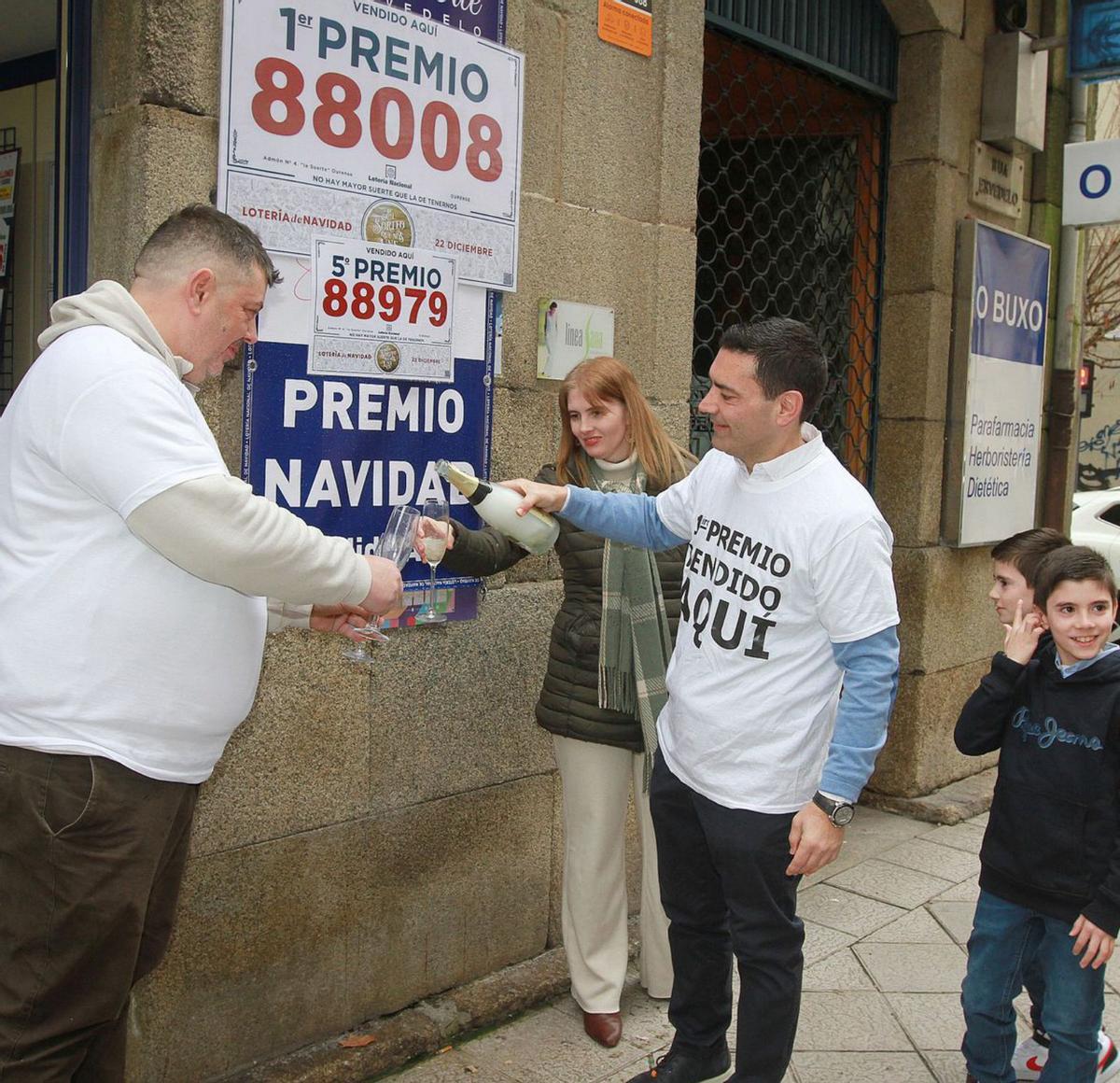 Celebrando la venta del gordo del Niño en Ourense. |   // IÑAKI OSORIO