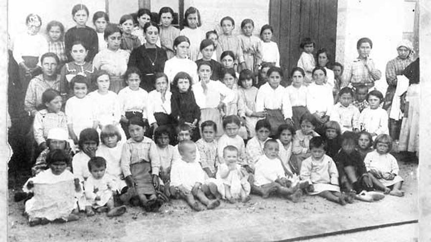 Imagen de Purificación P. Prado con sus alumnas.