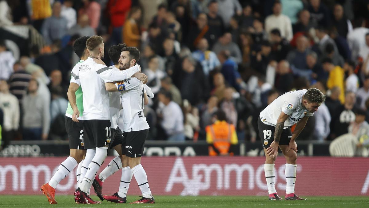 Los jugadores del Valencia se felicitan tras una victoria en Mestalla